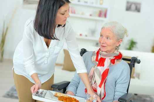 Tips for Feeding a Senior Parent with Dementia in Des Moines, IA