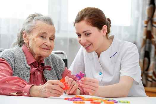 Tips to Calm an Elderly Loved One Who Has Dementia in Des Moines, IA