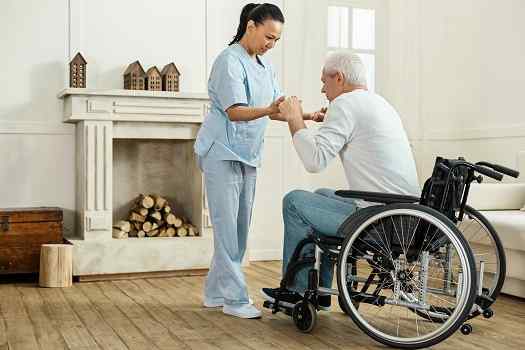 5 Tips to Help a Senior Loved One Who Can't Walk